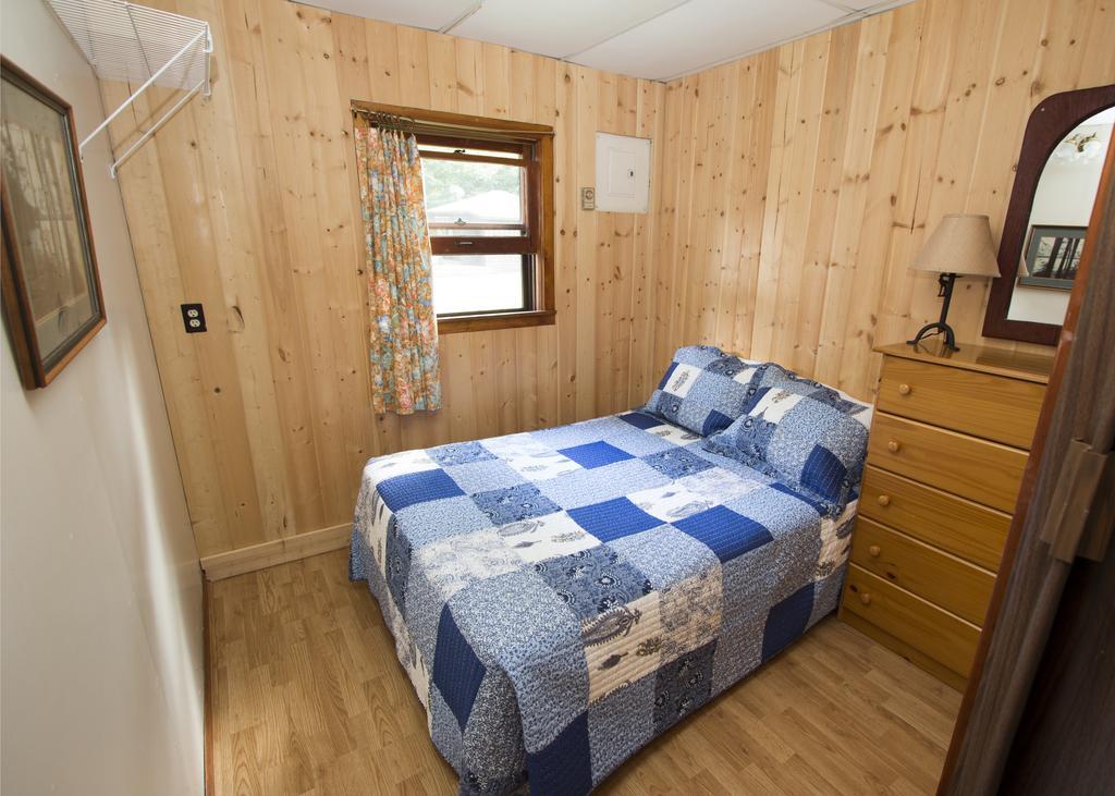 The Pines Cottage Resort Oxtongue Lake Exterior photo